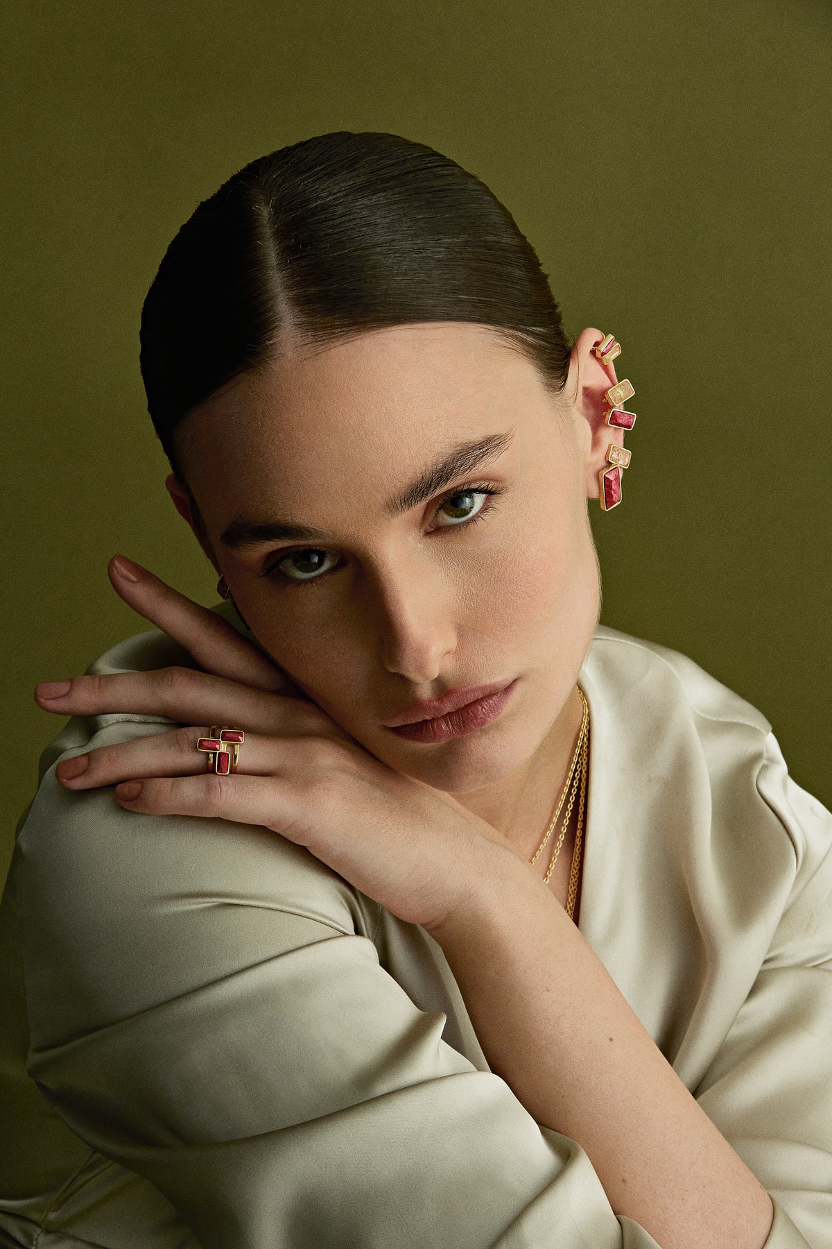 Brinco Cores da Alma G Howlita Vermelha