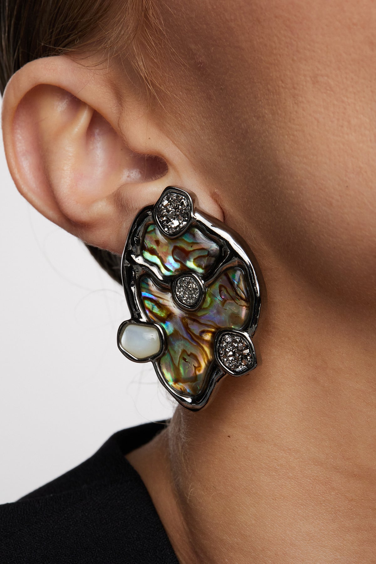 Brinco Aster em Ródio Negro com Abalone, Pérola e Drusa