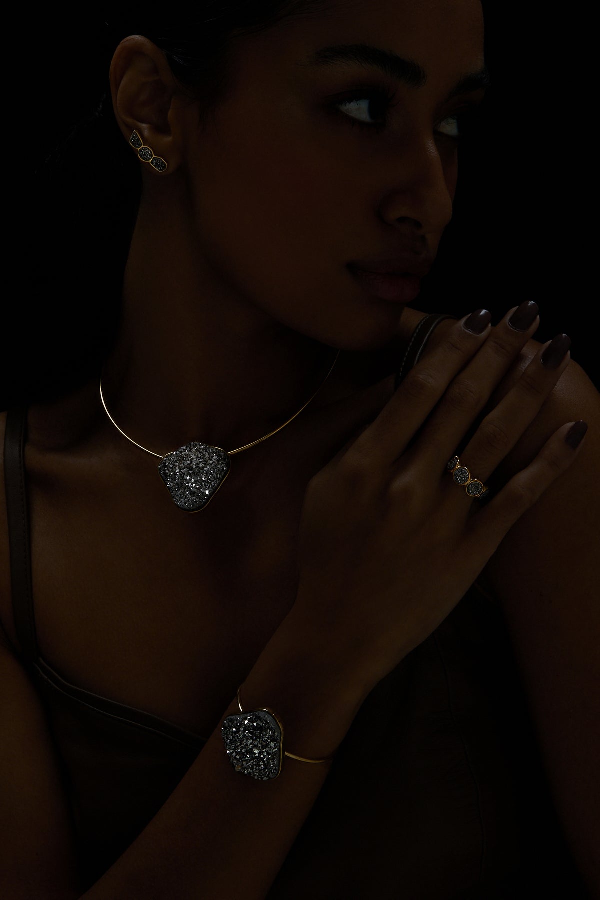 Gargantilha Energia Ouro com Máxi Pedra Drusa Titânio