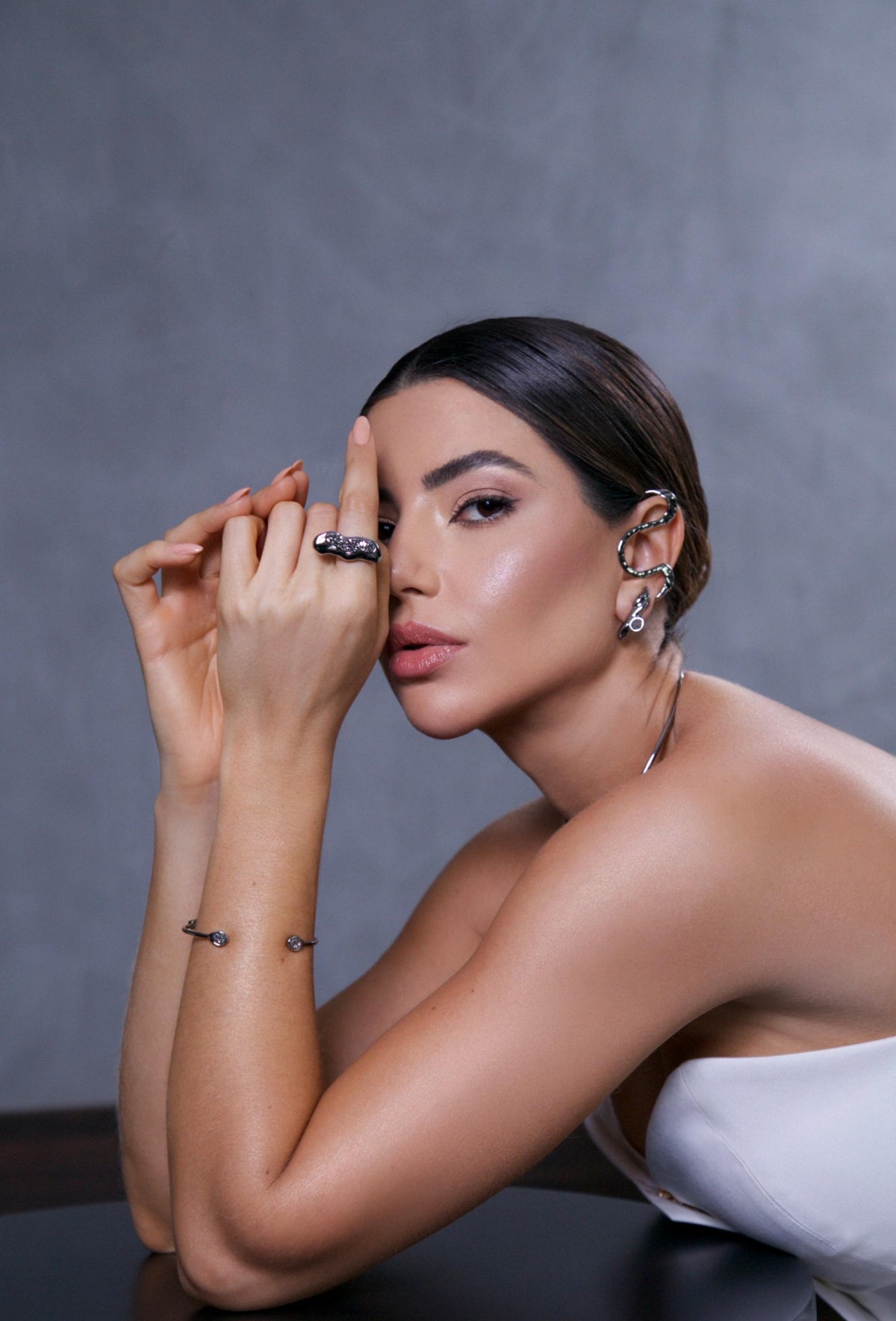 Brinco Organico Aster Liso Ródio Negro