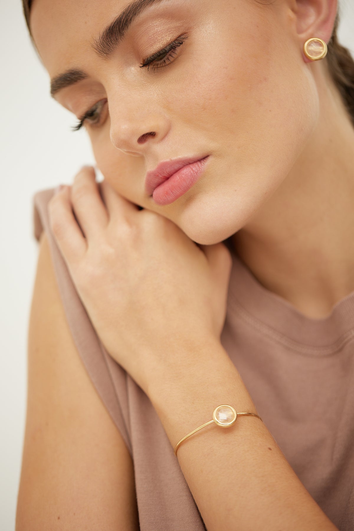 Brinco Energia Redondo Médio Classic com Quartzo Rosa