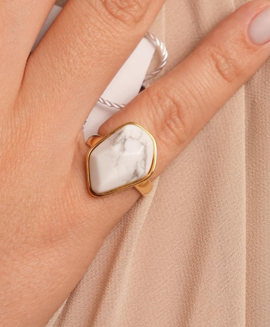 Anel PF Amuleto Orgânico com Howlita Branca