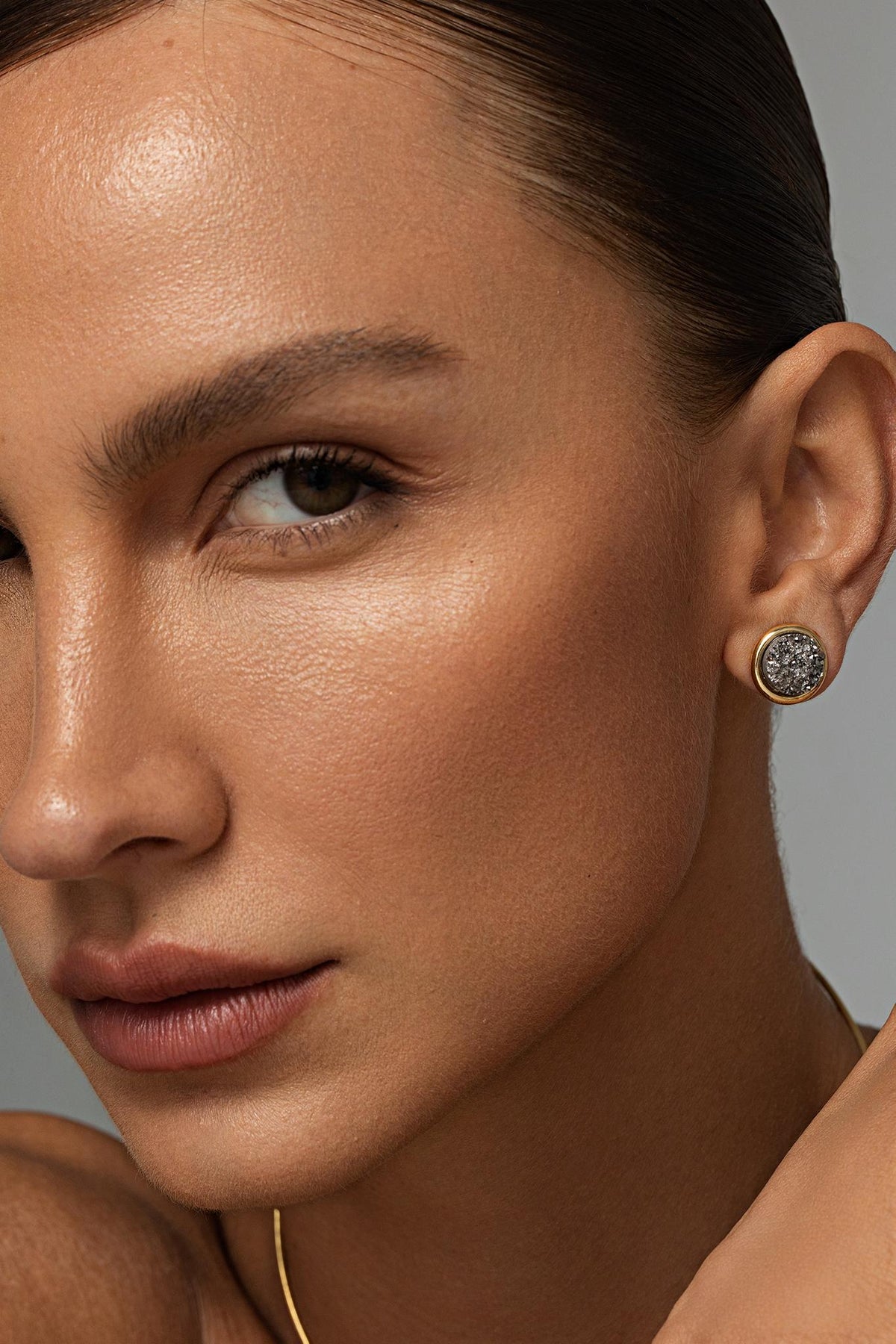 Par de Brincos Energia Redondo Médio Classic Drusa Titânio