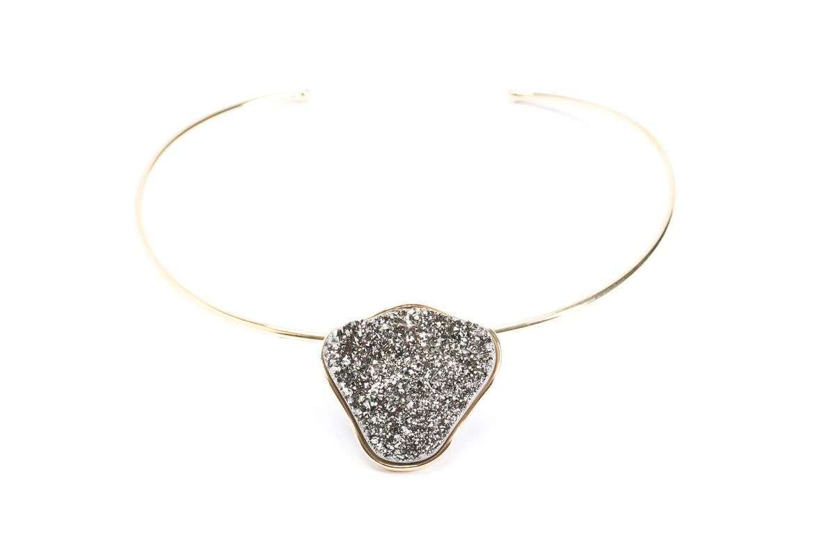 Gargantilha Energia Ouro com Máxi Pedra Drusa Titânio