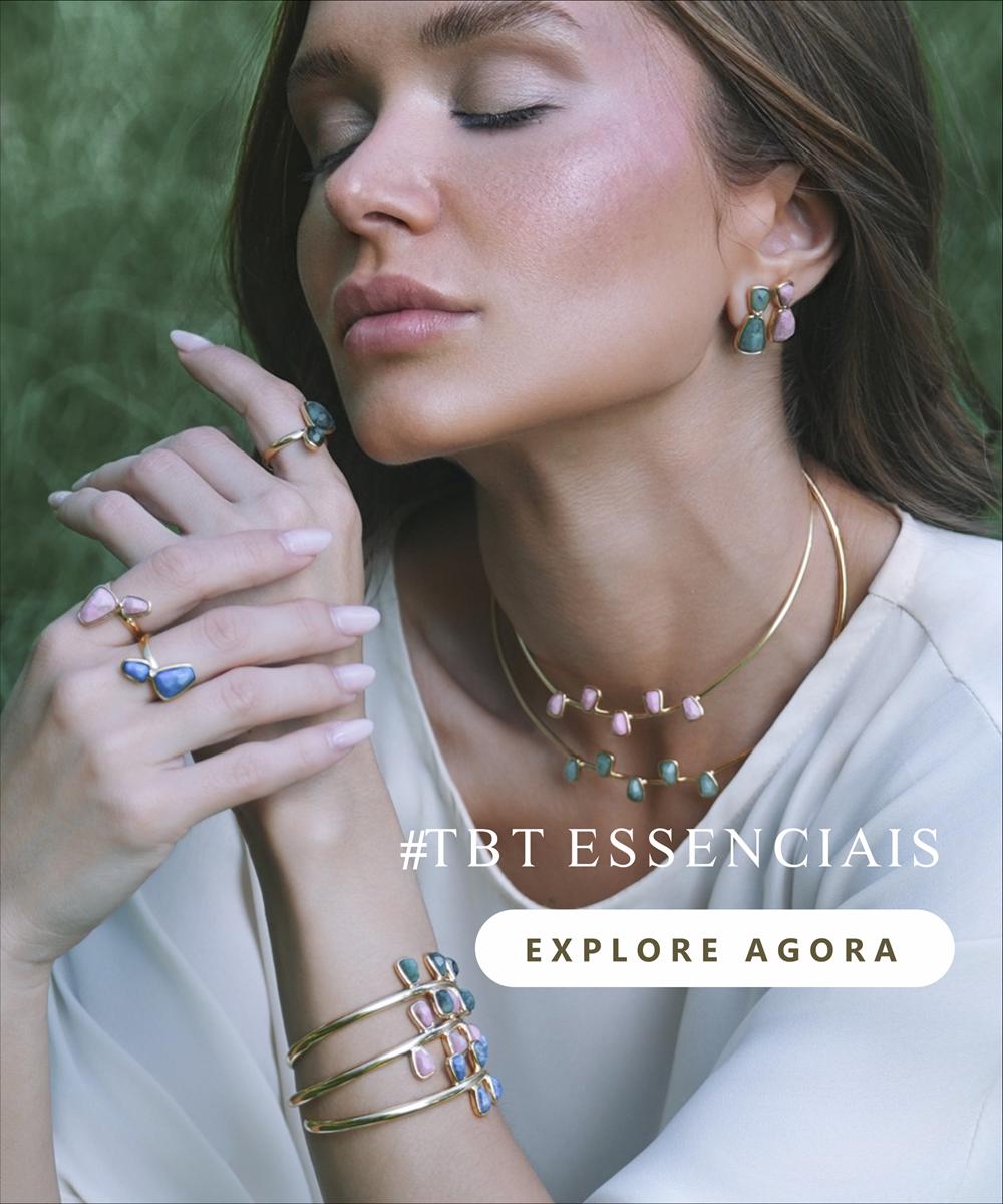 mulher utilizando joias como anel azul e rosa e duas gargantilhas sobrepsotas com gemas brasileiras azul verde e rosa