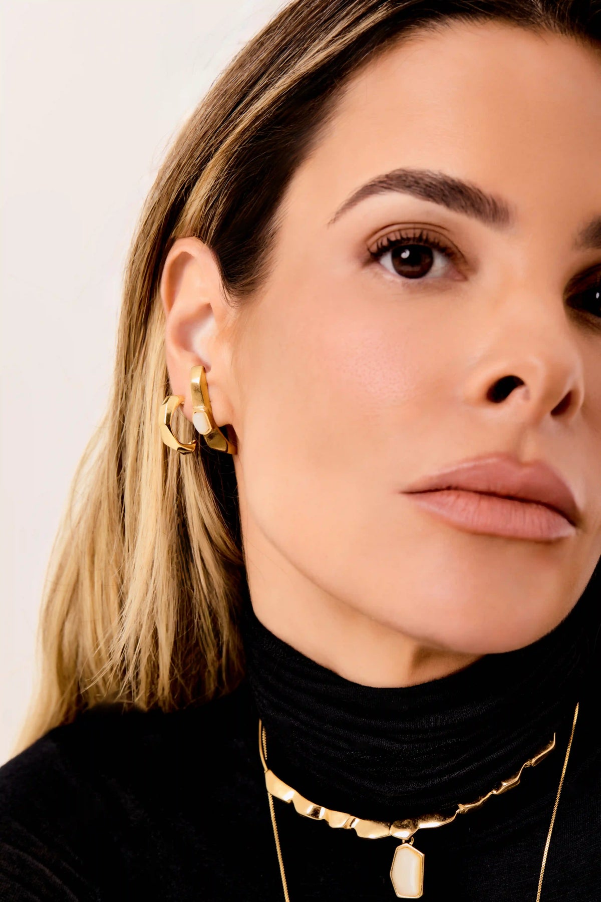 Brinco Ear Hook Aresta Madrepérola