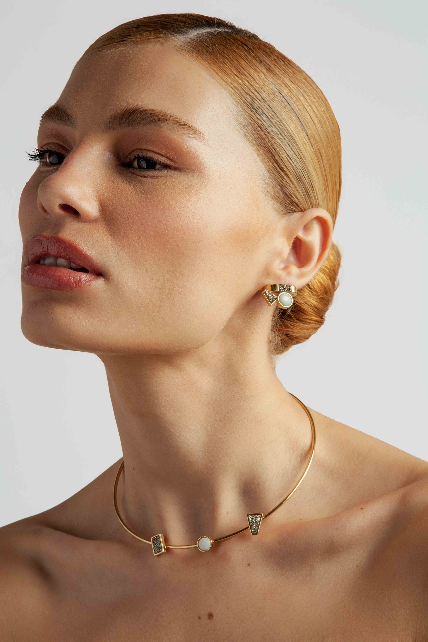 Brinco Earhook Para Sempre Em Mim Com Drusa e Madrepérola