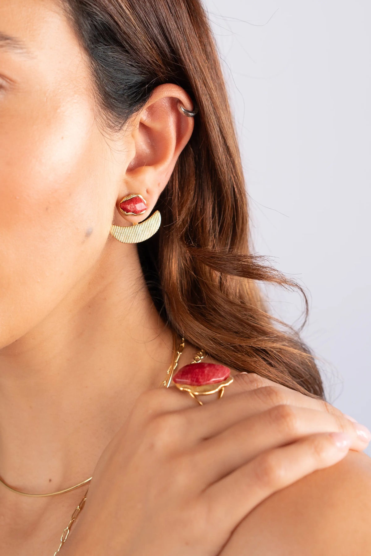 Brinco Ear Jacket Prisma Feldspato Vermelho