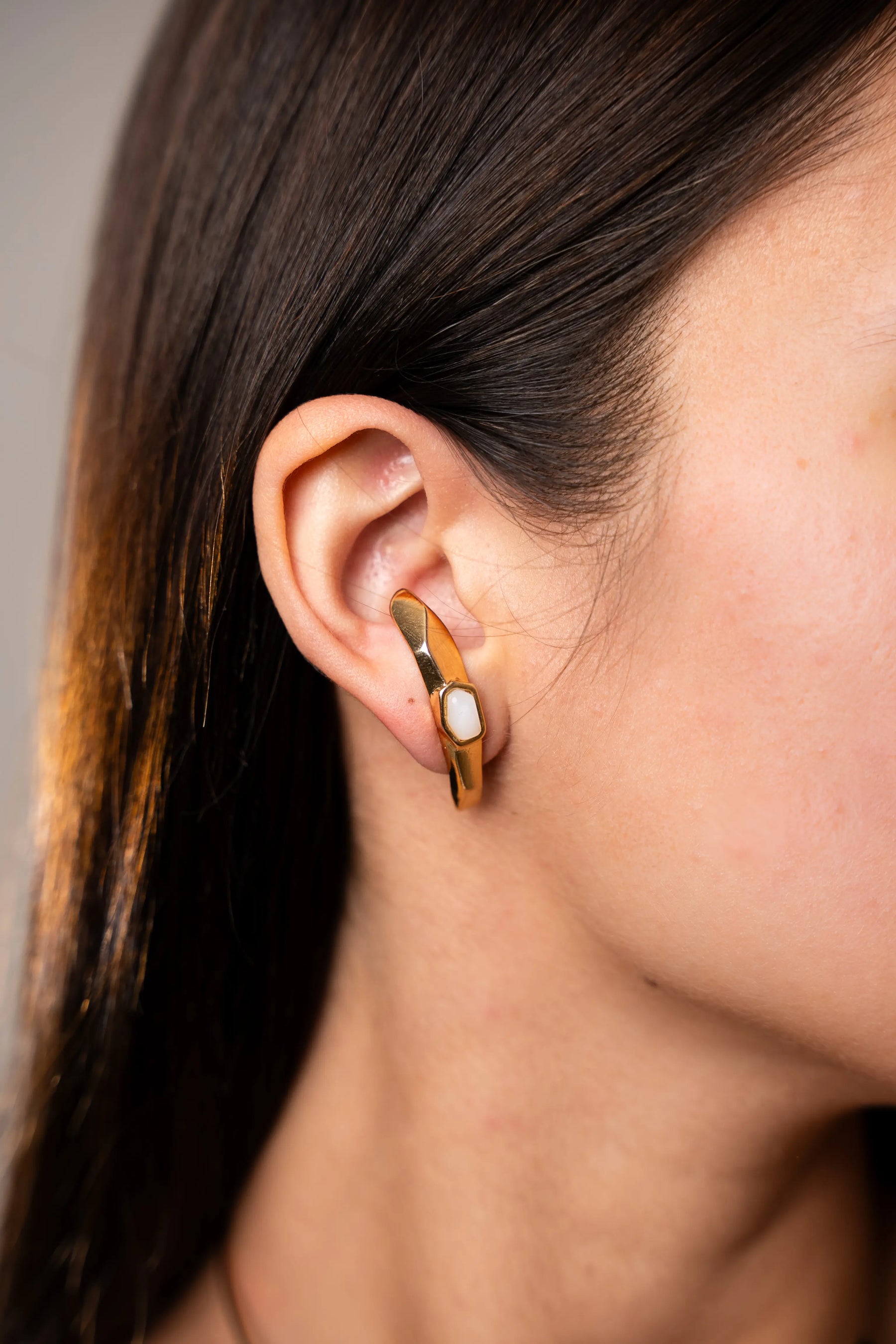 Brinco Ear Hook Aresta Madrepérola