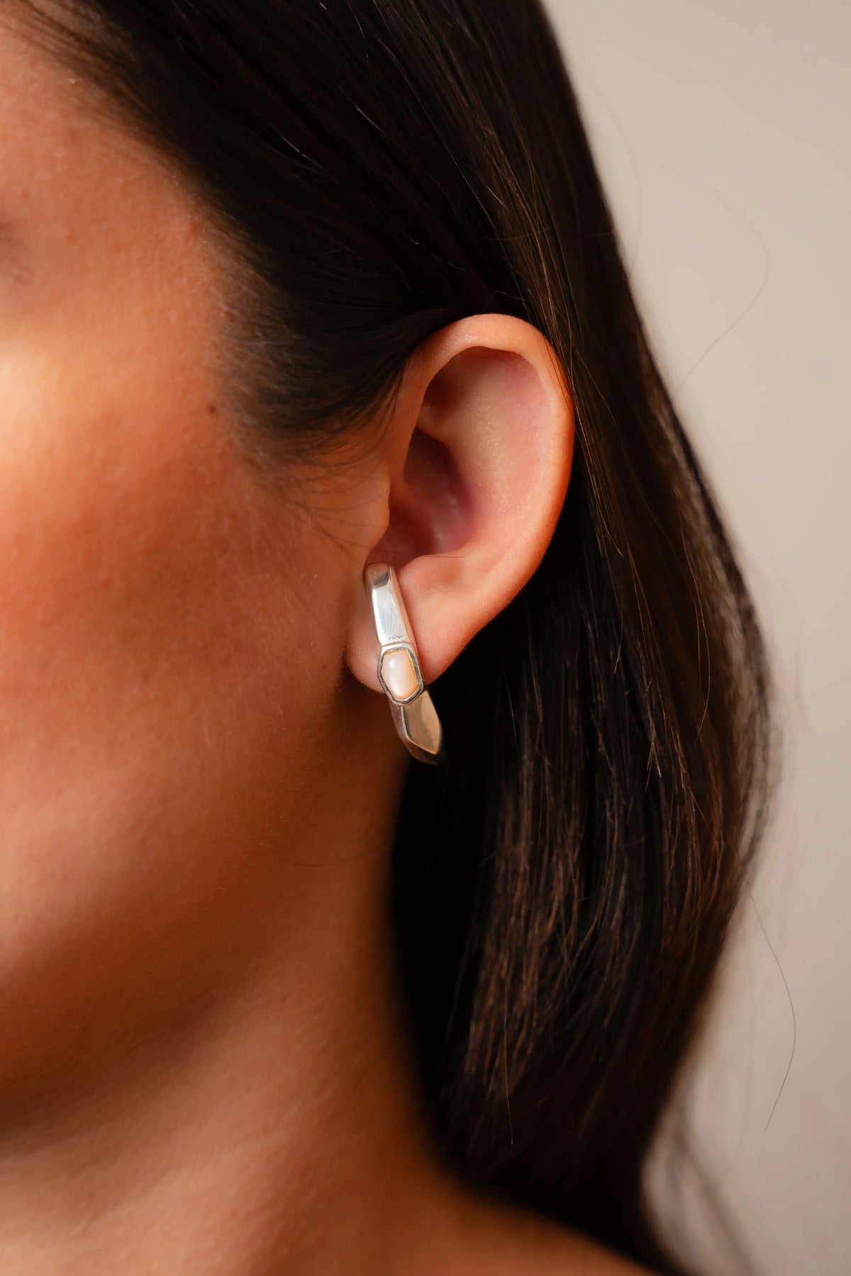 Brinco Ear Hook Aresta Madrepérola Prata